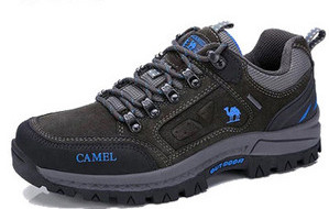 Túracipő béléssel és felirattal