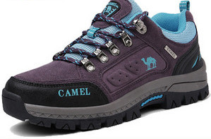 Túracipő béléssel és felirattal