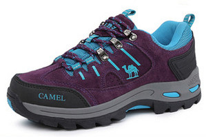 Túracipő béléssel és felirattal