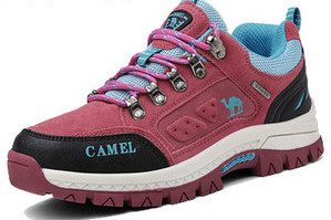 Túracipő béléssel és felirattal