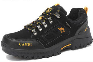 Túracipő béléssel és felirattal