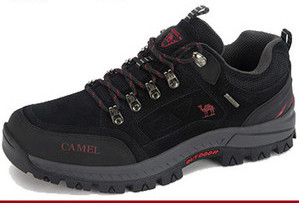 Túracipő béléssel és felirattal