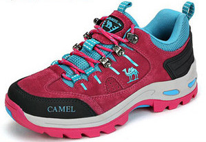 Túracipő béléssel és felirattal