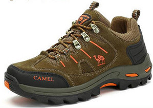 Túracipő béléssel és felirattal