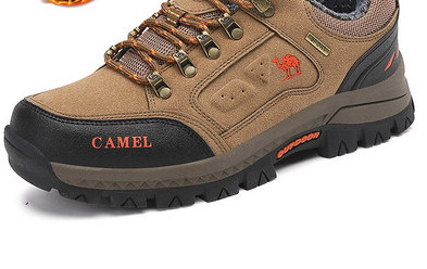 Túracipő béléssel és felirattal