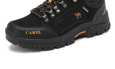 Túracipő béléssel és felirattal