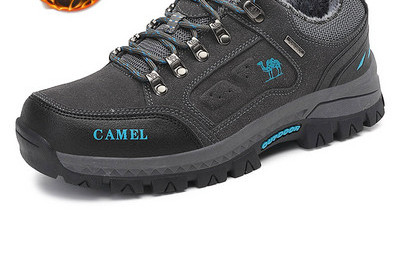 Túracipő béléssel és felirattal