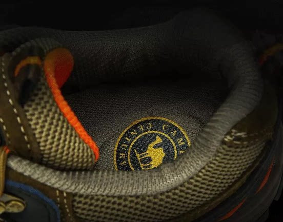 Túracipő béléssel és felirattal