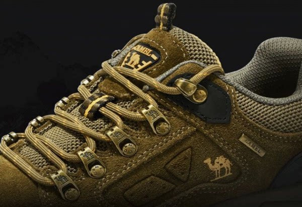 Túracipő béléssel és felirattal