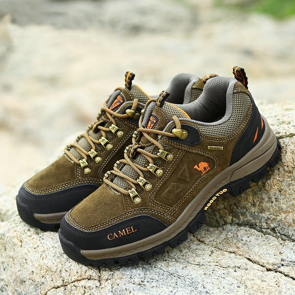 Túracipő béléssel és felirattal