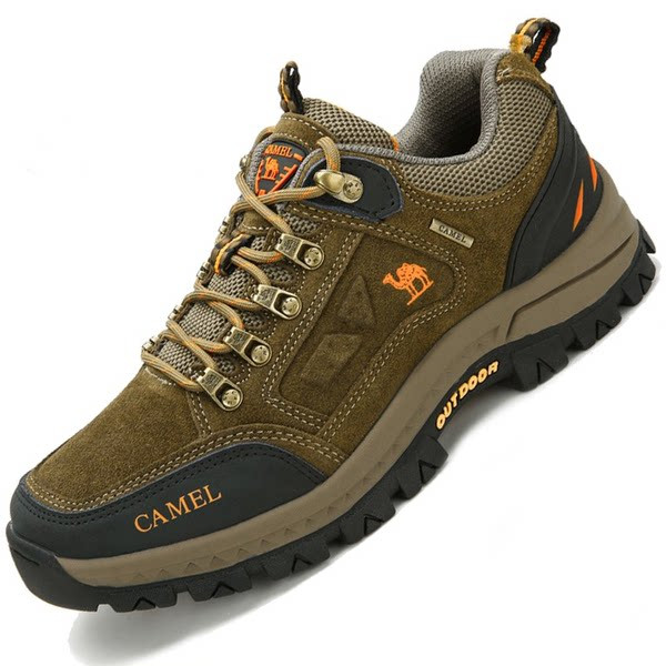 Túracipő béléssel és felirattal