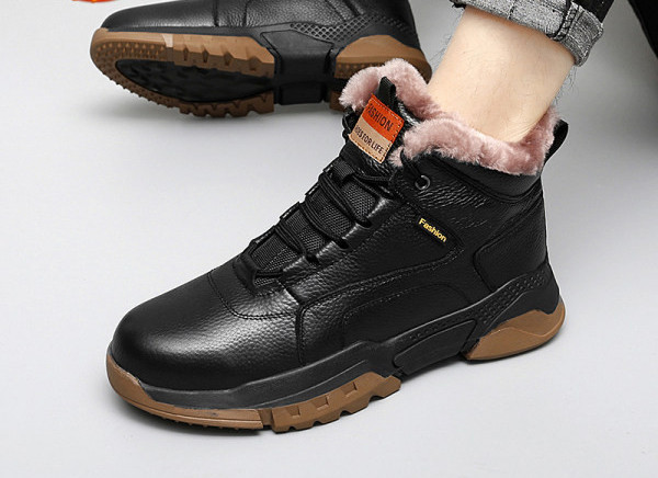 Ādas pārgājienu zābaki ar dūnām