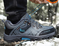 Pārgājieniem piemēroti vīriešu sporta apavi ar oderi un šņorēm