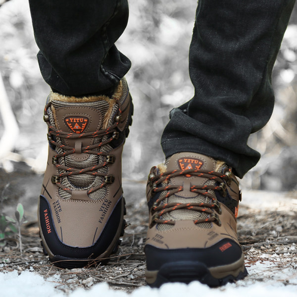 Pārgājieniem piemēroti vīriešu sporta apavi ar oderi un šņorēm