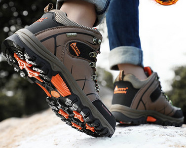 Férfi párnázott téli cipő fűzővel