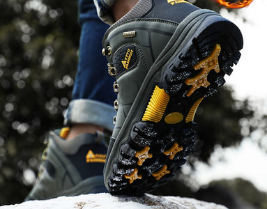 Férfi párnázott téli cipő fűzővel