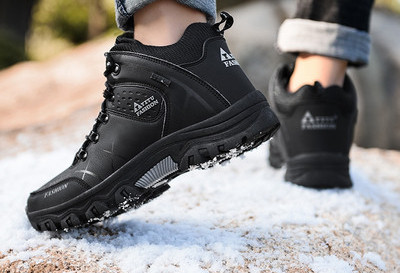 Férfi párnázott téli cipő fűzővel