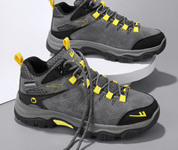 Férfi túrabakancs fűzővel, felirattal