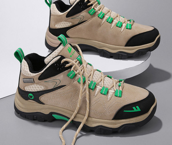 Férfi túrabakancs fűzővel, felirattal