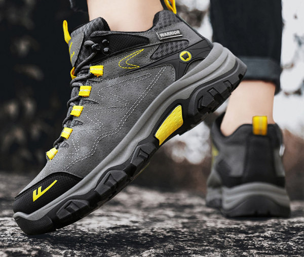 Férfi túrabakancs fűzővel, felirattal