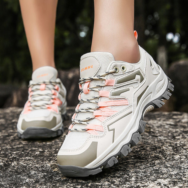 Pārgājienu apavi ar šņorēm un uzrakstu