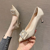 Sieviešu ādas apavi ar dekoratīviem akmeņiem