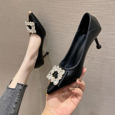 Sieviešu ādas apavi ar dekoratīviem akmeņiem