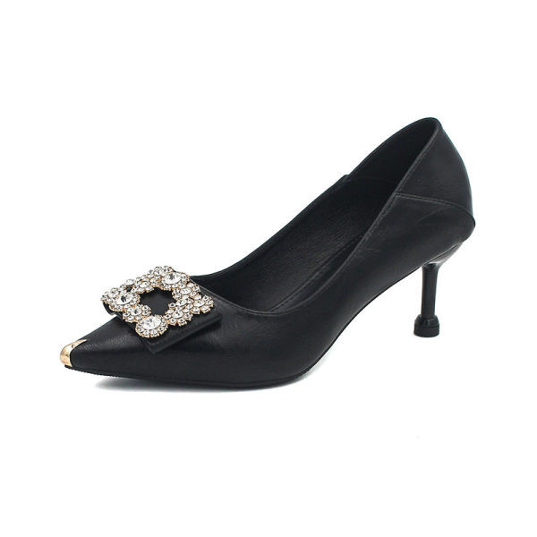 Sieviešu ādas apavi ar dekoratīviem akmeņiem