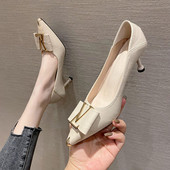 Sieviešu apavi - ar papēdi un metāla elementu