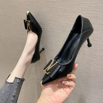 Sieviešu apavi - ar papēdi un metāla elementu