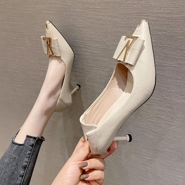 Sieviešu apavi - ar papēdi un metāla elementu