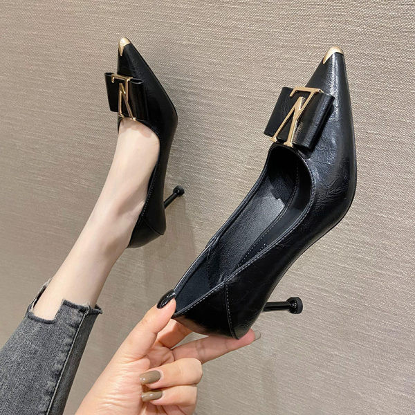 Sieviešu apavi - ar papēdi un metāla elementu