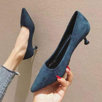 Μοντέρνα μυτερά γυναικεία παπούτσια σε μαύρο και μπλε χρώμα