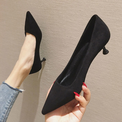 Divatos hegyes női cipő fekete és kék színben