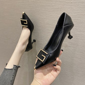 Női cipő sarokkal és négyzet alakú csattal