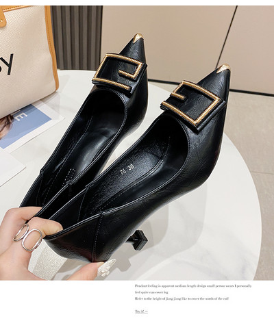 Női cipő sarokkal és négyzet alakú csattal