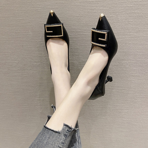 Női cipő sarokkal és négyzet alakú csattal