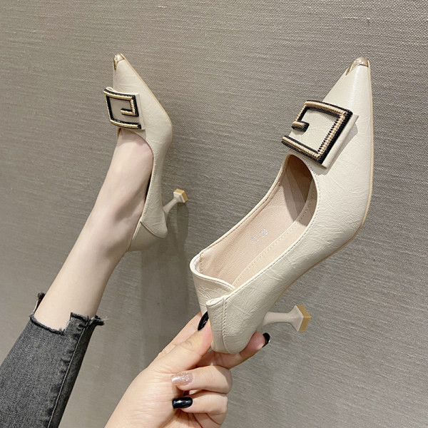 Női cipő sarokkal és négyzet alakú csattal