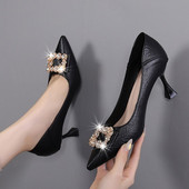 Elegantne ženske cipele na špic s kopčom