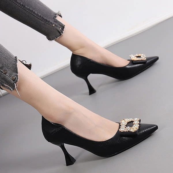 Elegantne ženske cipele na špic s kopčom