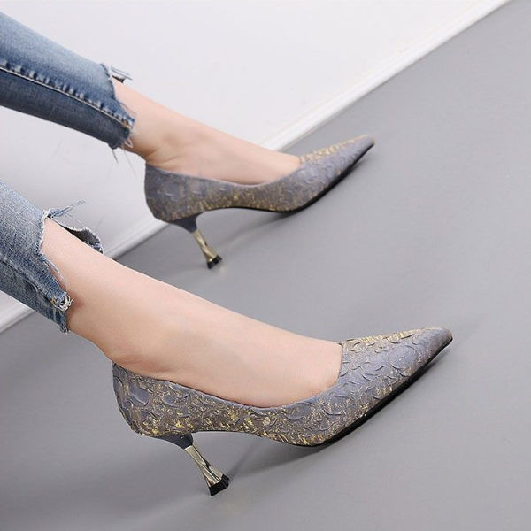 Sieviešu kurpes ar smailiem purngaliem