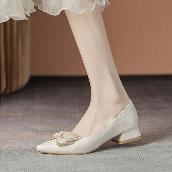 Ženske cipele od eko kože na traku i nisku petu