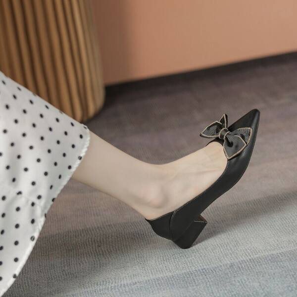 Ženske cipele od eko kože na traku i nisku petu