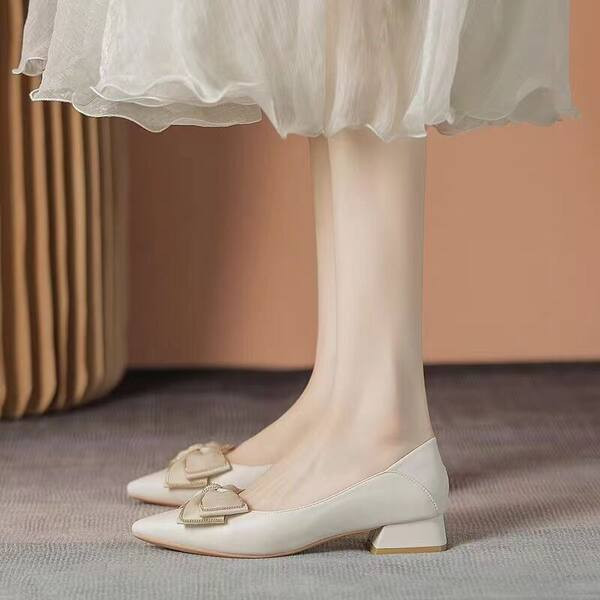 Ženske cipele od eko kože na traku i nisku petu