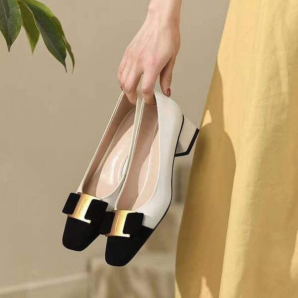 Női alkalmi cipő csattal