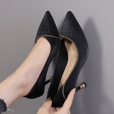 Sieviešu apavi no eko ādas ar plānu papēdi un akmeņiem