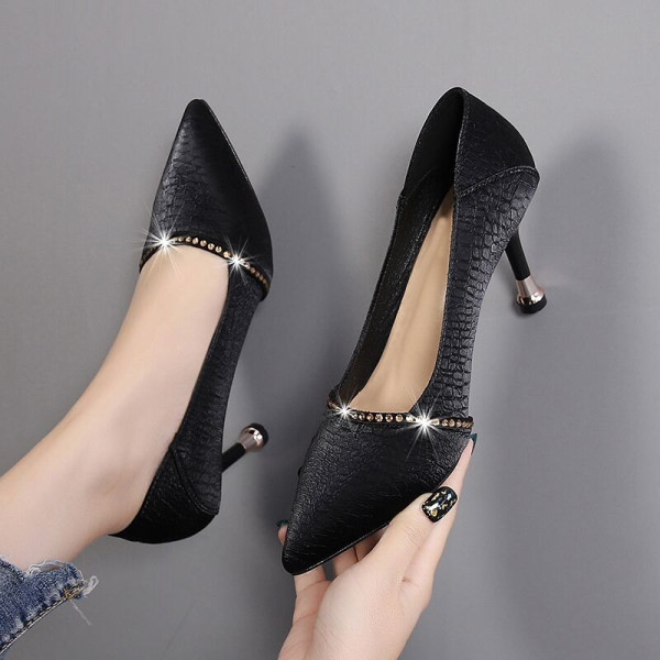 Sieviešu apavi no eko ādas ar plānu papēdi un akmeņiem