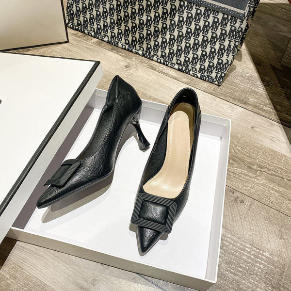 Μυτερά γυναικεία παπούτσια από οικολογικό δέρμα με ψηλό τακούνι 5 cm