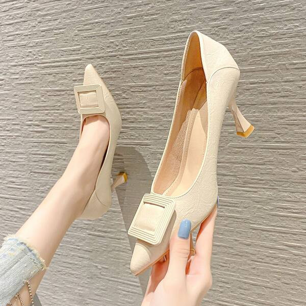 Μυτερά γυναικεία παπούτσια από οικολογικό δέρμα με ψηλό τακούνι 5 cm