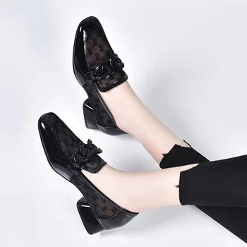 Γυναικεία παπούτσια από οικολογικό δέρμα με τακούνι, στάμπα και μεταλλικά στοιχεία
